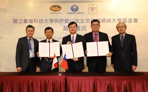 印尼企業家與台科大簽訂合作備忘錄,由左至右,印尼 Jababeka Tbk 的CEO Mr. T. Budianto Liman、許龍川先生(左二) 、台科大校長廖慶榮,印尼總統大學校長(Dr. Jony Oktavian Haryanto)、前駐印尼大使張良任。(圖/台科大提供)
