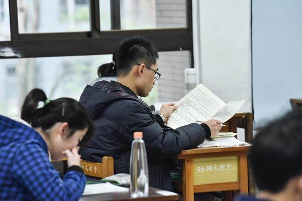 106學測。考生,家長,陪考,師大附中,學測,升學壓力(圖/記者李毓康攝)"