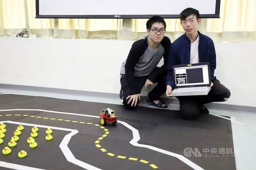 台科大舉辦自駕車系統專題競賽 過彎、紅線停車都難不倒,中央社報導共1張