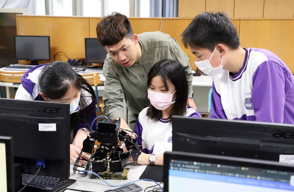 台科大機器人格鬥賽常勝軍 創業開課教機器人,共6張
