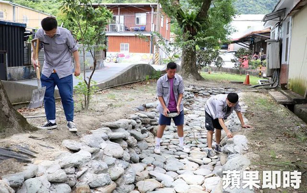 台科大行動工程師 前進東澳國小建生態渠道、魚菜共生系統、打造創意門牌,蘋果報導共3張