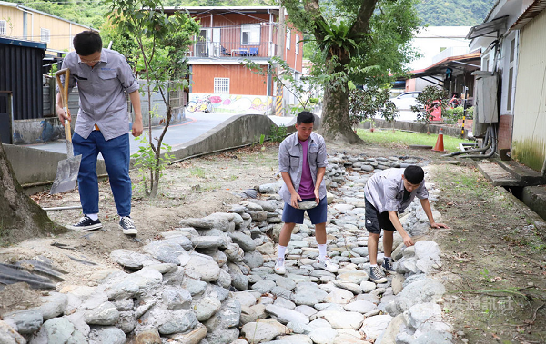 台科大行動工程師 前進東澳國小建生態渠道、魚菜共生系統、打造創意門牌,中央社報導共2張