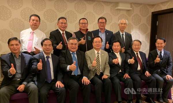 協助蕉農 七所大學聯合採購香蕉贈學生,中央社報導共2張