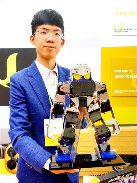 機器人格鬥賽常勝軍 台科大學生開課教機器人 獲教育部100萬創業金,自由時報報導共1張