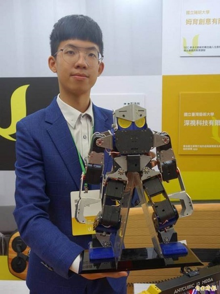 機器人格鬥賽常勝軍 台科大學生開課教機器人 獲教育部100萬創業金,自由報導共2張
