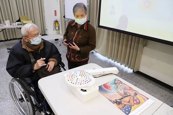 台科大學生用藝術陪伴年長者 教長輩繪畫、製作色彩唱盤，青年日報報導共5張