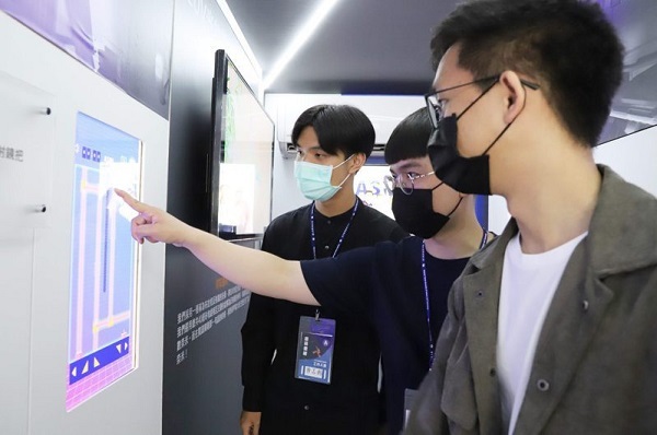 臺科大舉辦校園徵才博覽會 ASML創新行動車同學搶體驗,聯合報報導共3張