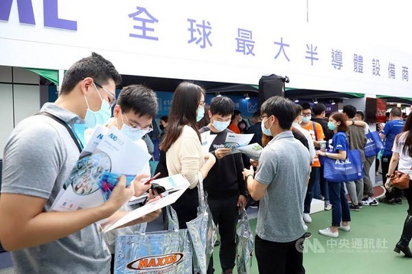 臺科大舉辦校園徵才博覽會 ASML創新行動車同學搶體驗,中央社報導共1張