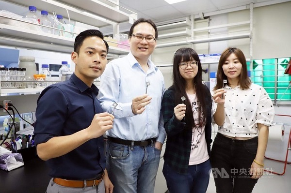 臺科大與臺大合作開發仿電鰻異質薄膜 大幅提升海洋清淨能源效能研究成果登頂尖期刊,中央社報導共2張