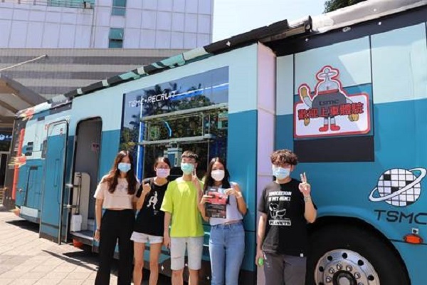 臺科大校園駛進台積電行動徵才專車，中國時報報導共2張