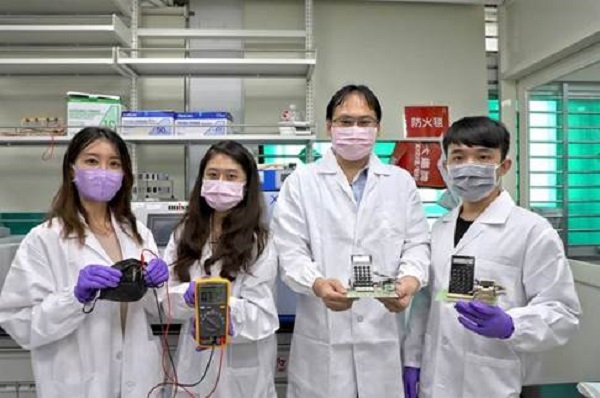 薄膜滴水就發電 臺科大突破創新技術獲未來科技獎，自由時報導共2張