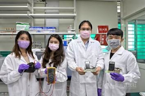 薄膜滴水就發電 臺科大突破創新技術獲未來科技獎，中央社報導共1張