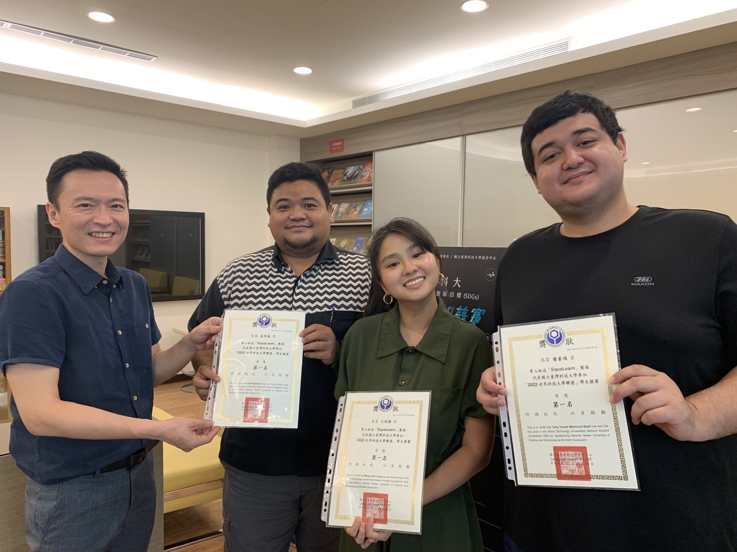 臺科大語言中心主任洪紹挺(左)，與臺科大跨系所學生組成團隊，電機系優豪鴻(Tariq Yousef Mahmoud Batat)同學(右一)、應外系王欣陽同學(右二)以及數位所的印尼學生達馬萬(Darmawansah)同學。
