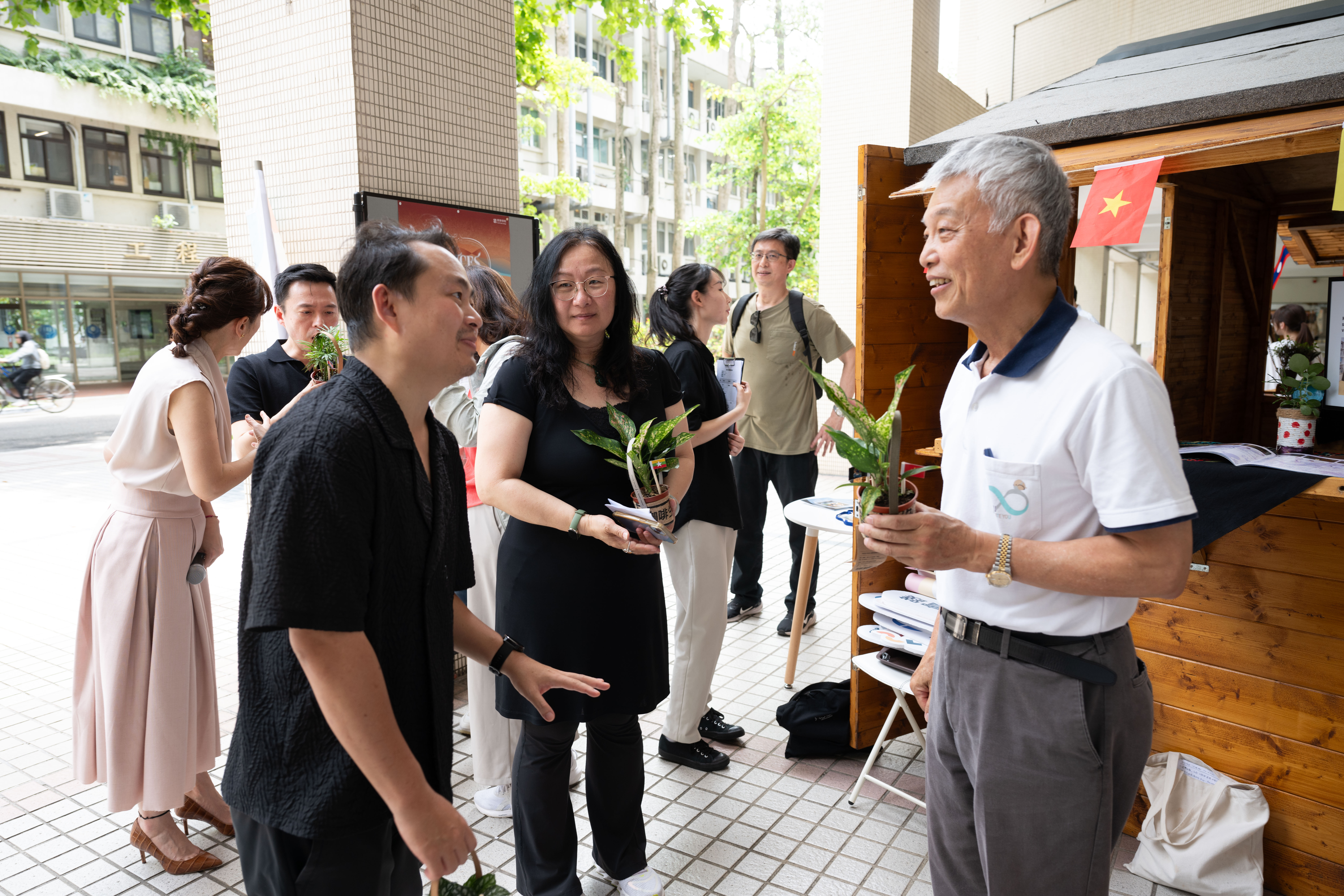 副校長劉志成與Prayoon for Art Foundation總監Wayla Amatathammachad進行交流。