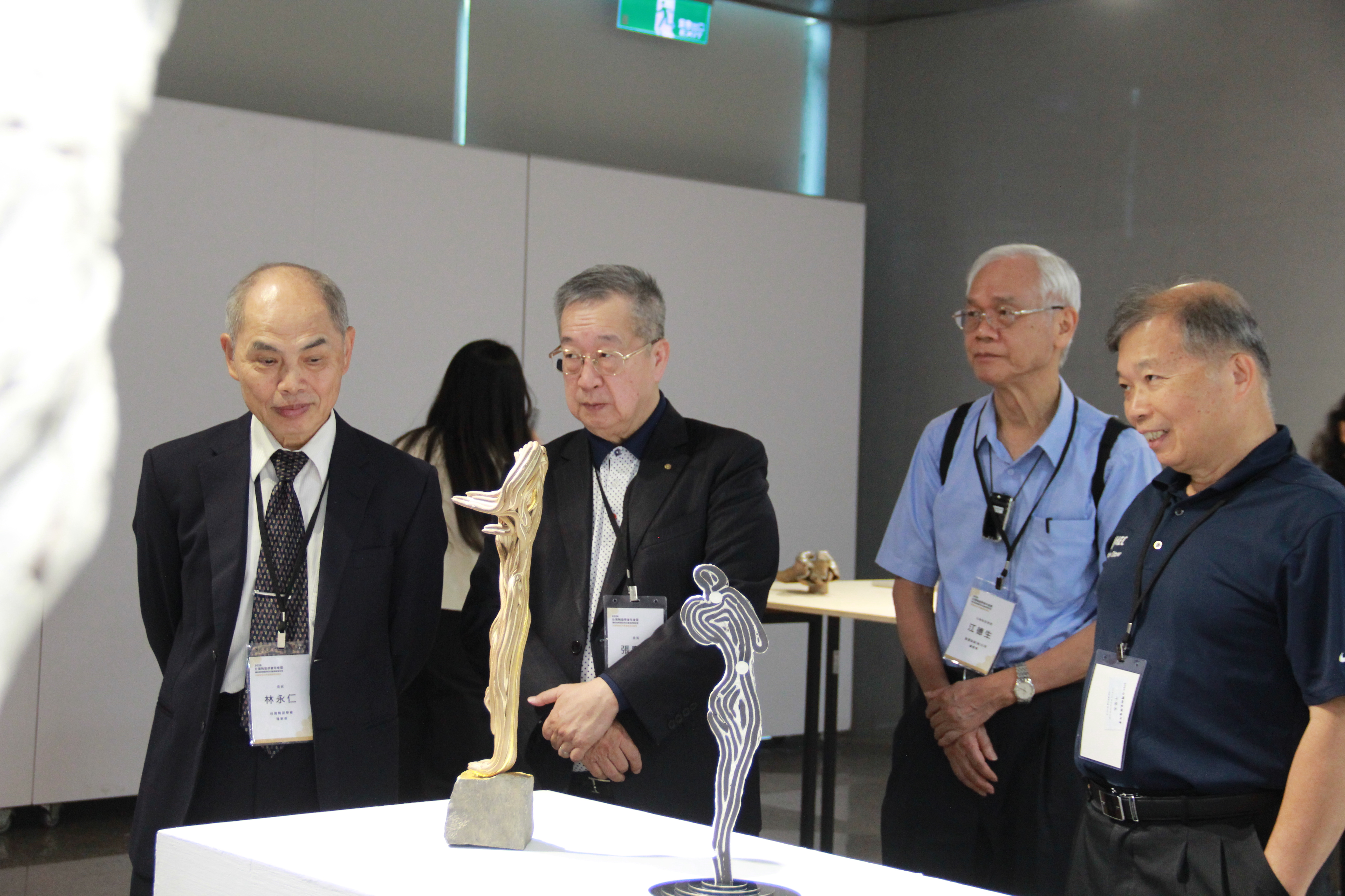 專家、學者一齊參觀「土理土器」陶瓷展,透過作品感受陶瓷藝術融合材料、工藝與當代美學的多元樣貌。