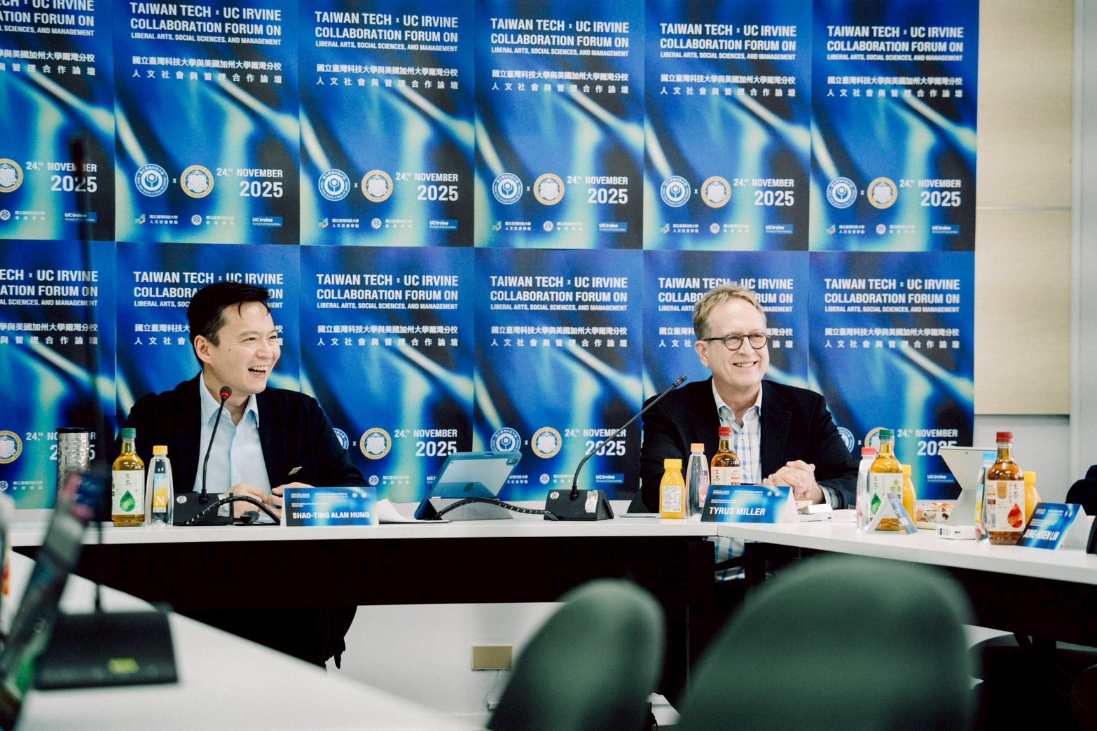 Professor Tyrus Miller (right), Dean of the School of Humanities at UC Irvine, and Shao-Ting Hung (left), Dean of the College of Liberal Arts and Social Sciences at Taiwan Tech, engaged in in-depth discussions on the concrete framework of the “3+1+1” dual-degree program.