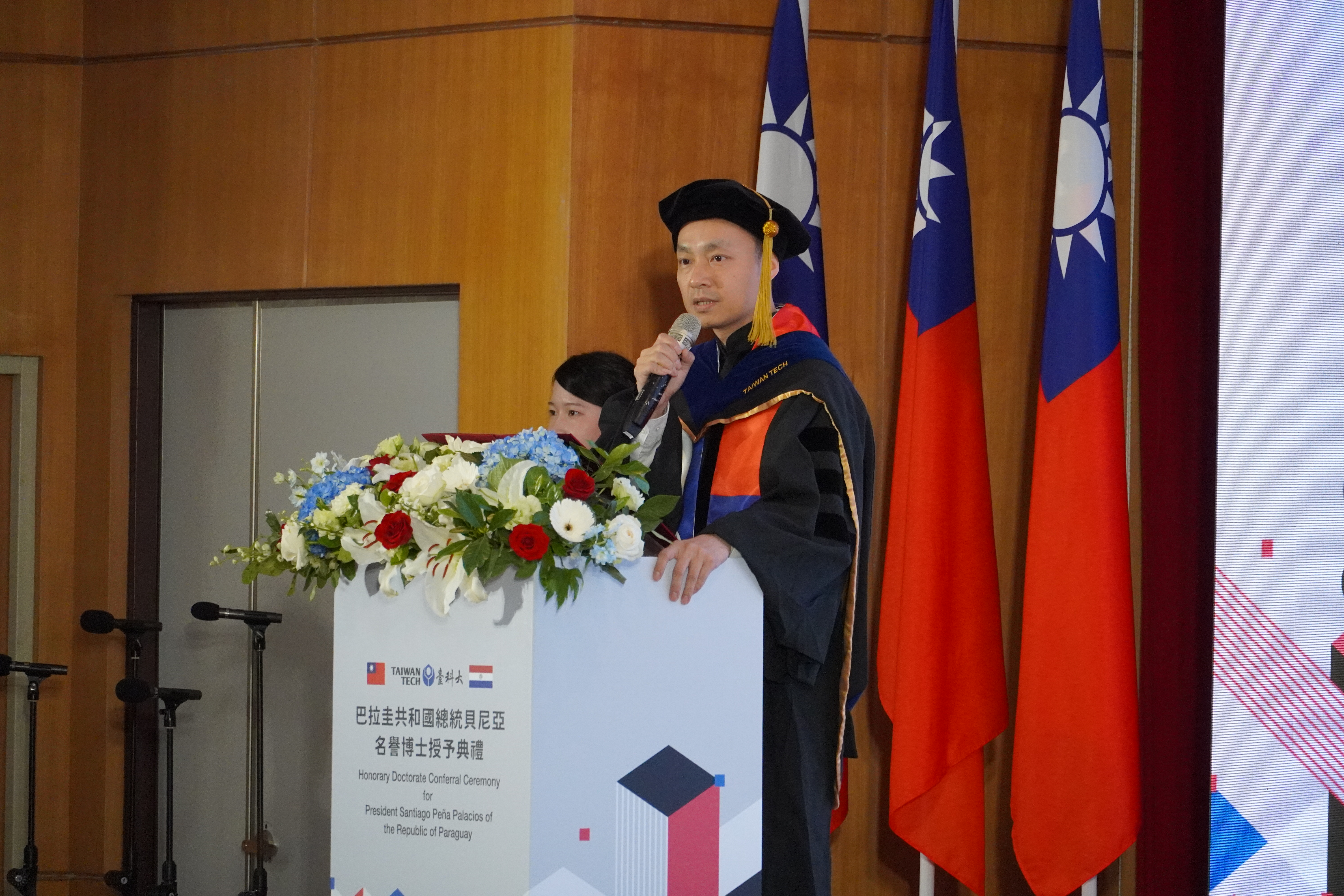 管理學院院長曹譽鐘宣讀貝尼亞總統名譽博士學位證書。