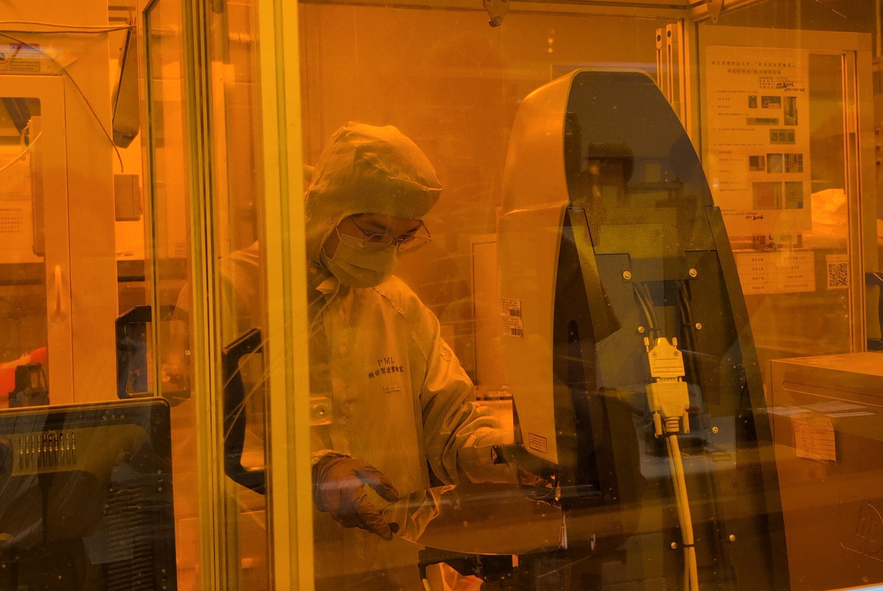 Taiwan Tech students use semiconductor surface inspection equipment for wafer quality testing.