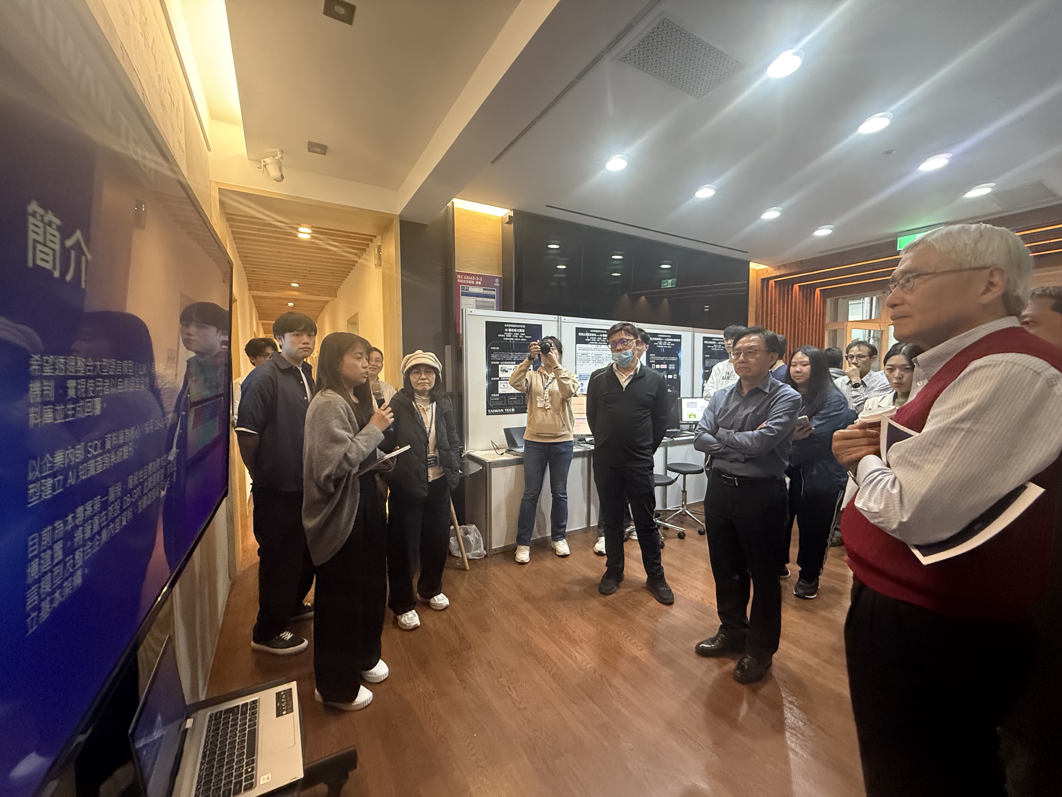 學生團隊現場簡報「AI 知識系統建置計畫」，展示結合 LLM 與企業 SQL 資料庫的創新研發成果，獲得與會貴賓高度關注。