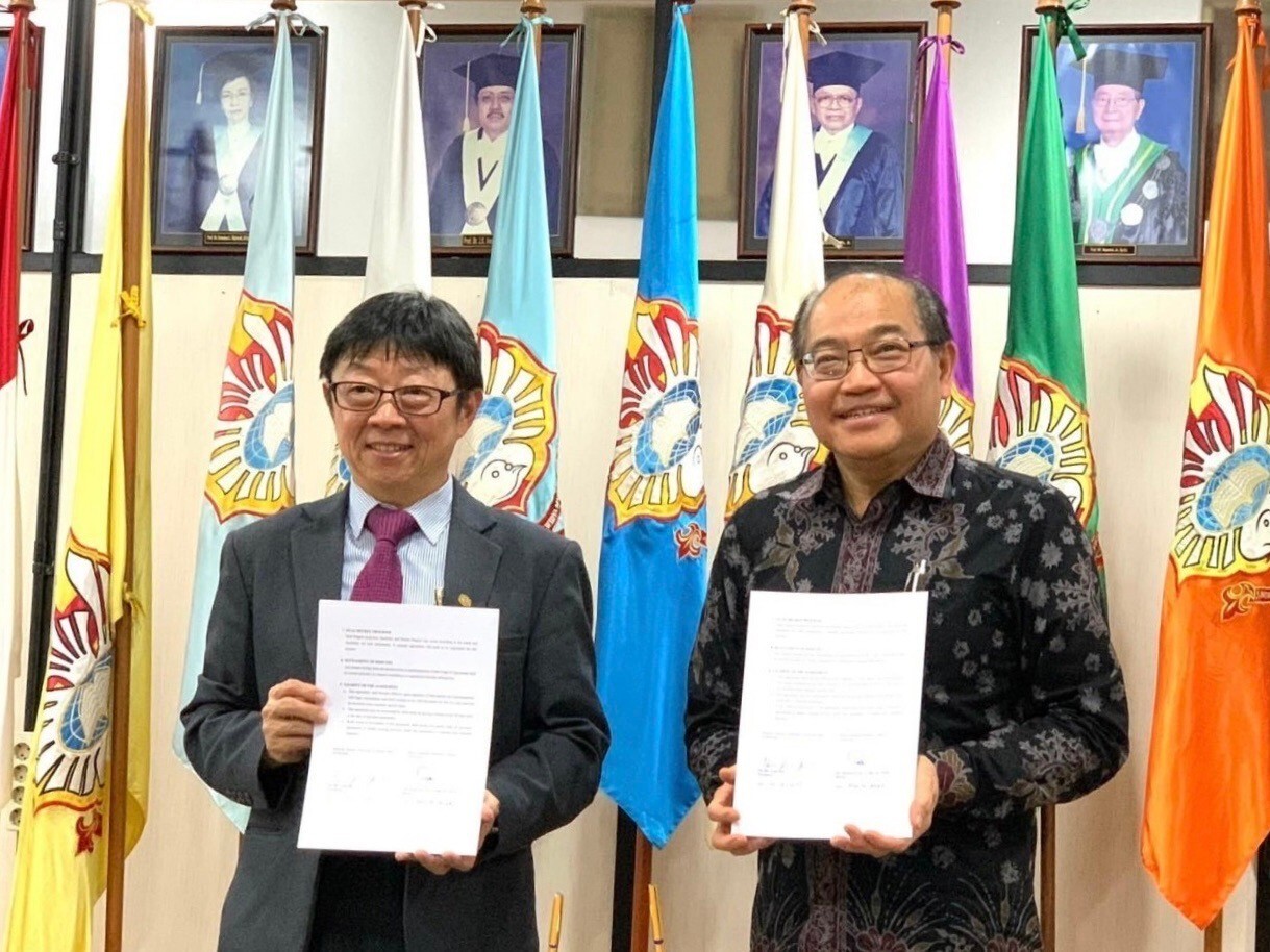臺科大校長顏家鈺(左)與印尼韋地雅曼達拉天主教大學校長 Dr. Kuncoro Foe(右) ，續簽校級合作意向書。