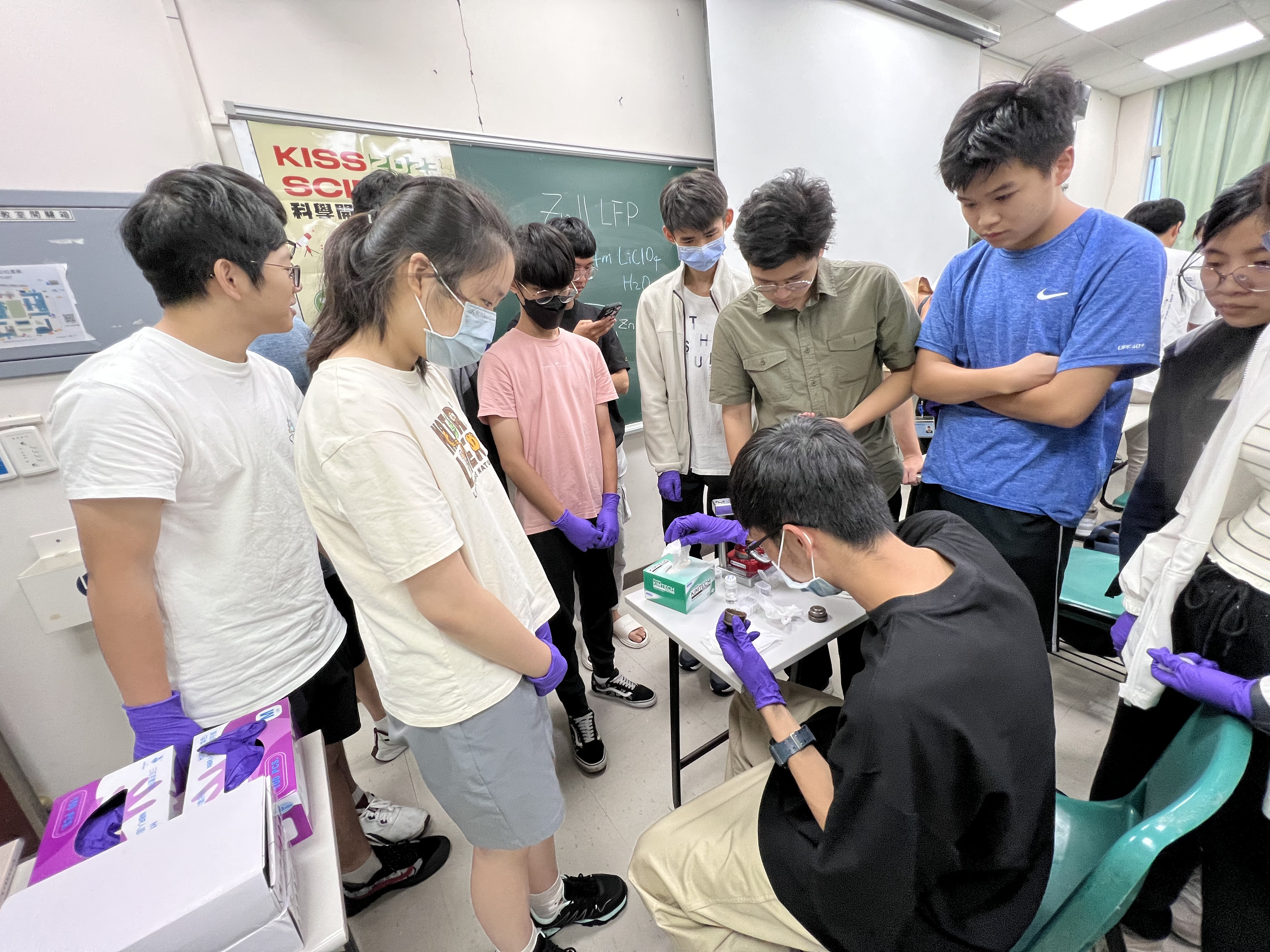 松山高中學生專心聆聽「水系永續電池DIY」的講解及示範。