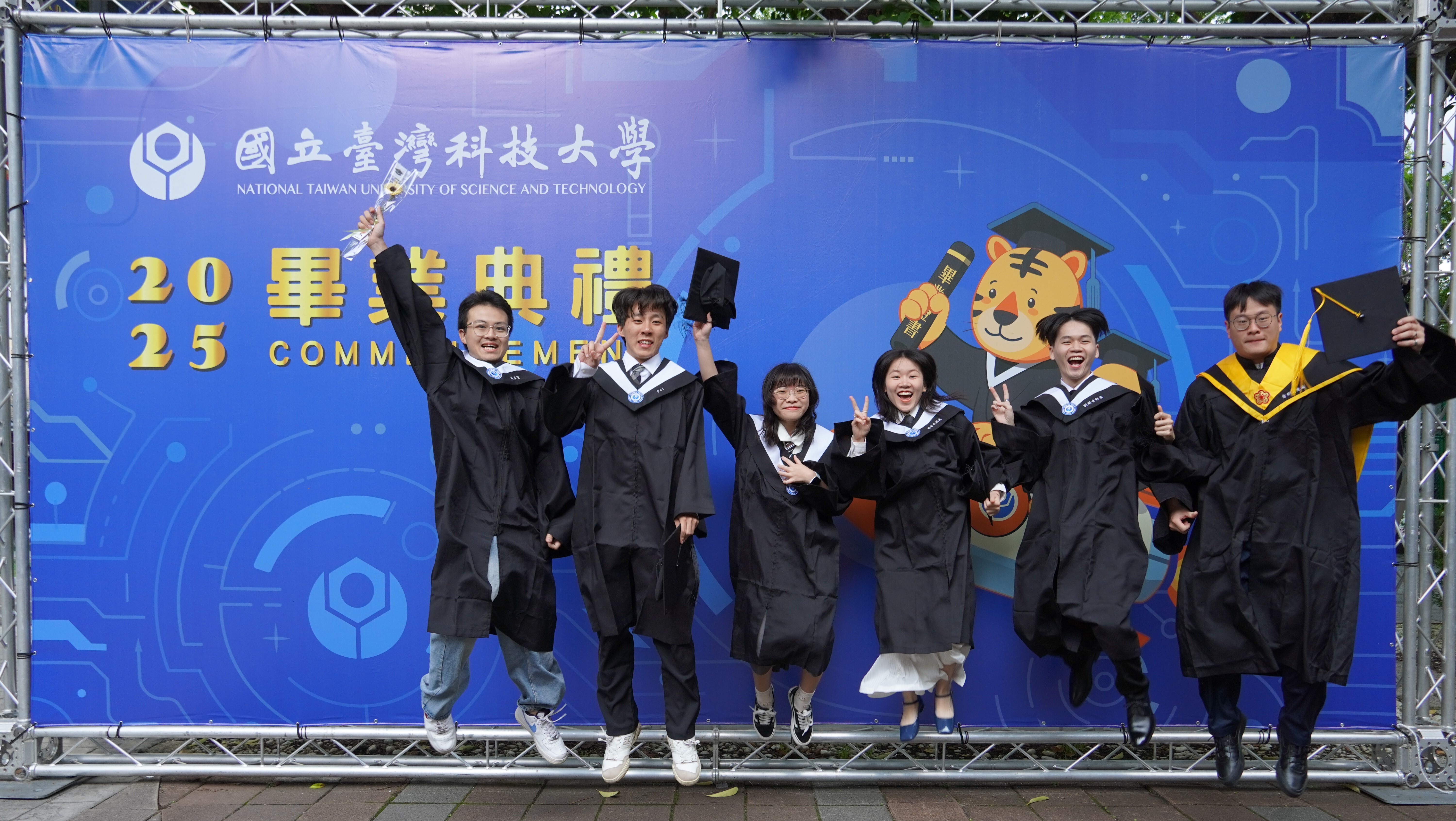 臺科大在5月24日舉行113學年度畢業典禮，許多學生齊聚校園與同窗合影留念。