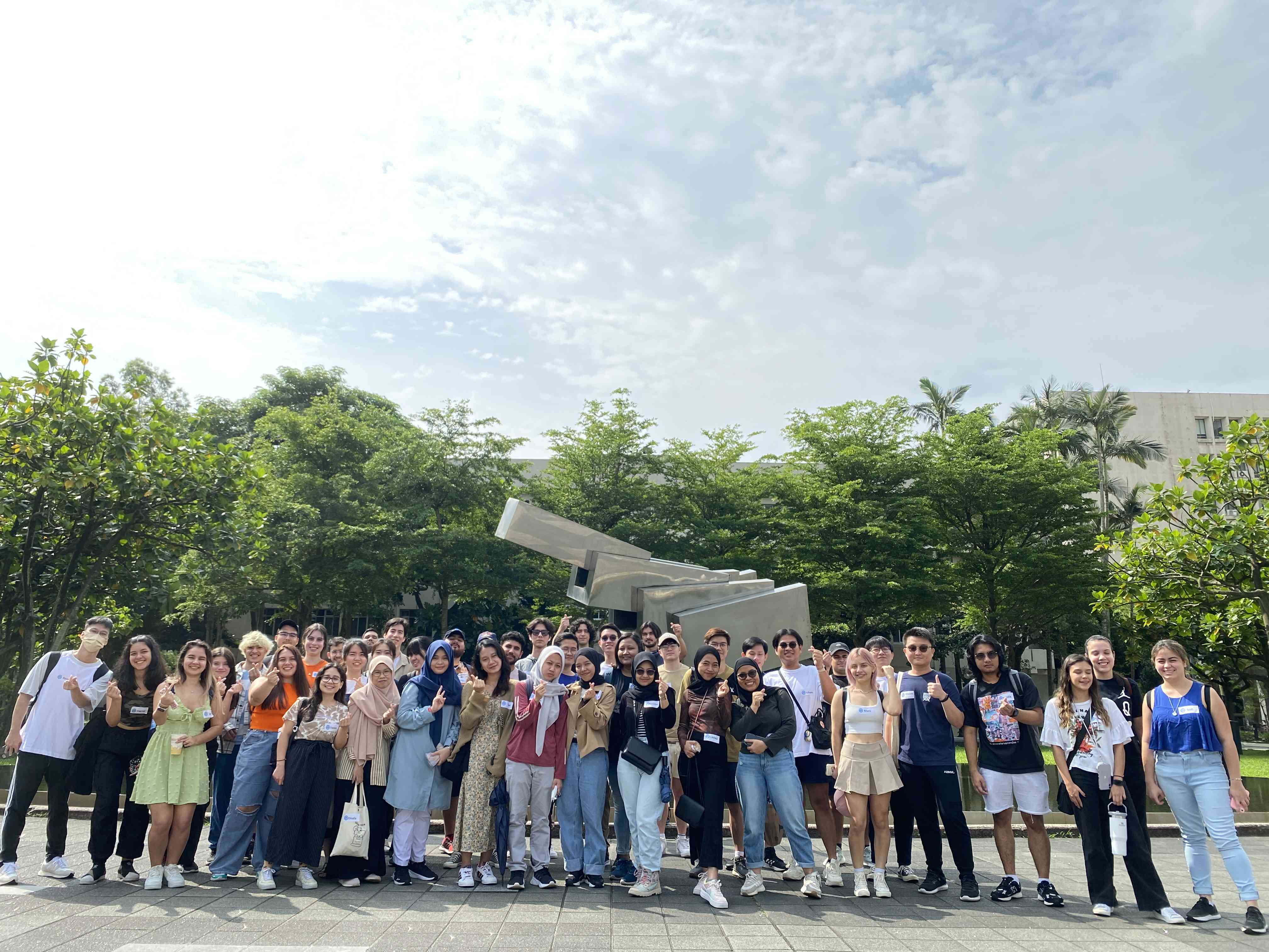 臺科大工管系舉辦外籍學生校外參訪活動,出發前於臺科大校園合影。