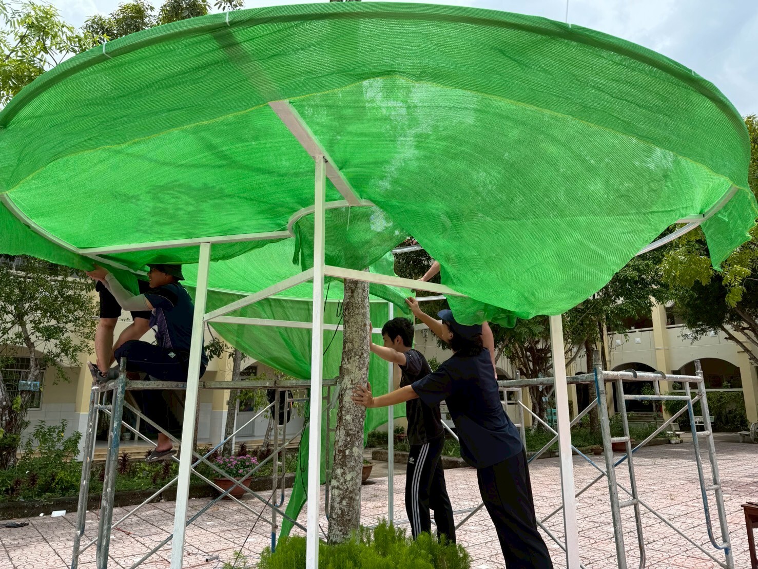 團隊於越南Long Tuyen 2 國小設置戶外閱讀角落，供孩童於校園有更多學習空間