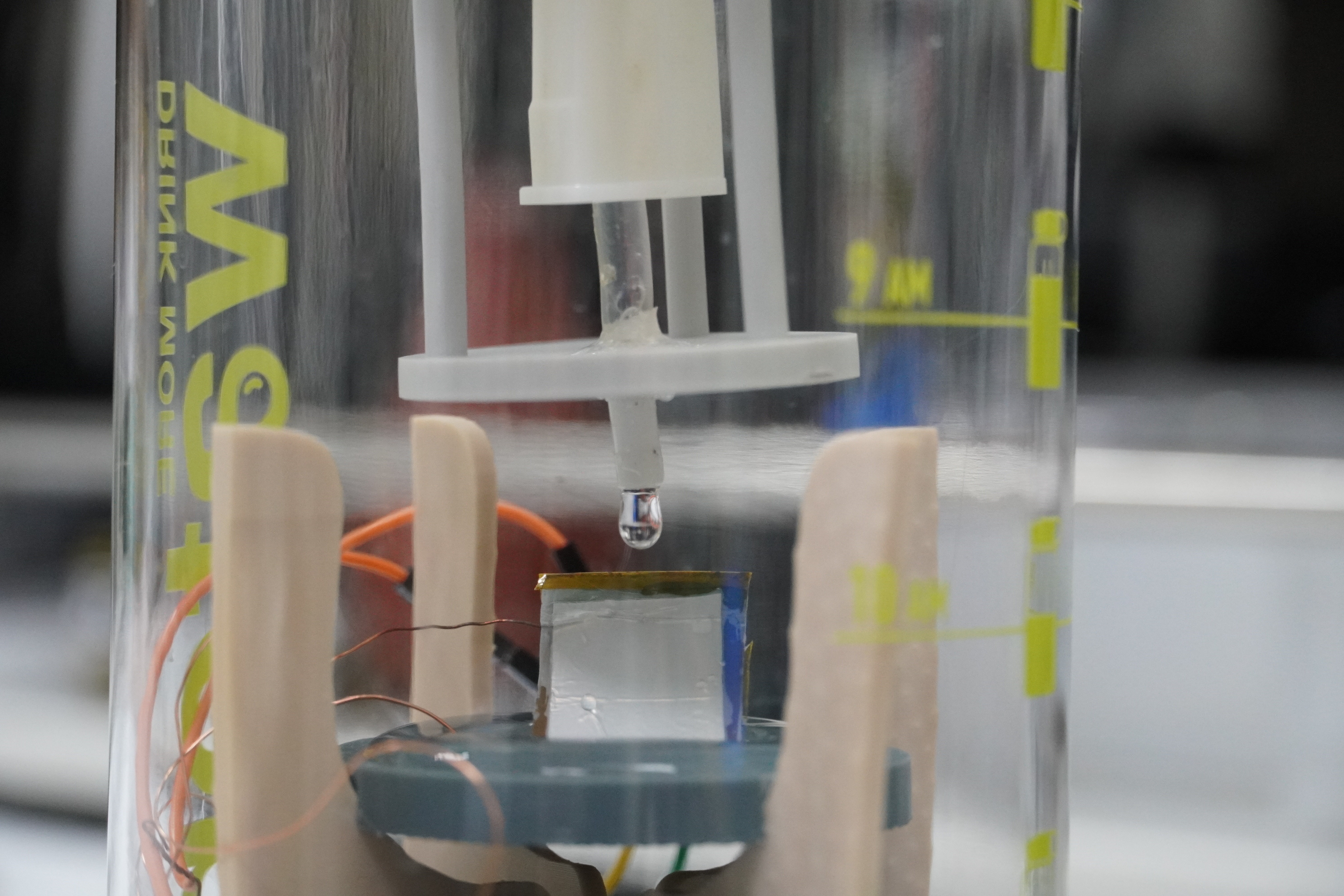 臺科大團隊以鎳、鎢與鎳(Ni-W-Ni)組成的金屬奈米管為核心,當水滴在奈米管表面滾動時,水滴與奈米管結構之間的接觸與分離會產生摩擦電,系統將這些電蒐集轉換為電能,進而驅動感測與殺菌。