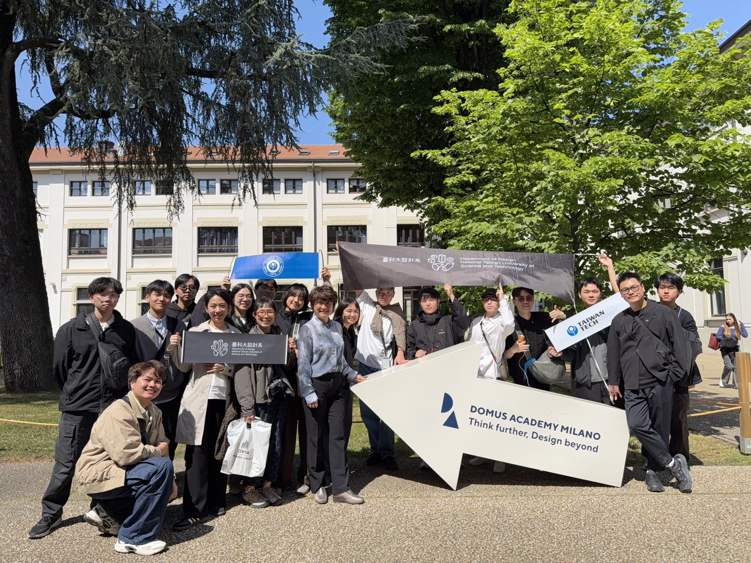 臺科大設計系18位師生受邀至世界著名的多莫斯設計學院(Domus Academy)參訪交流。