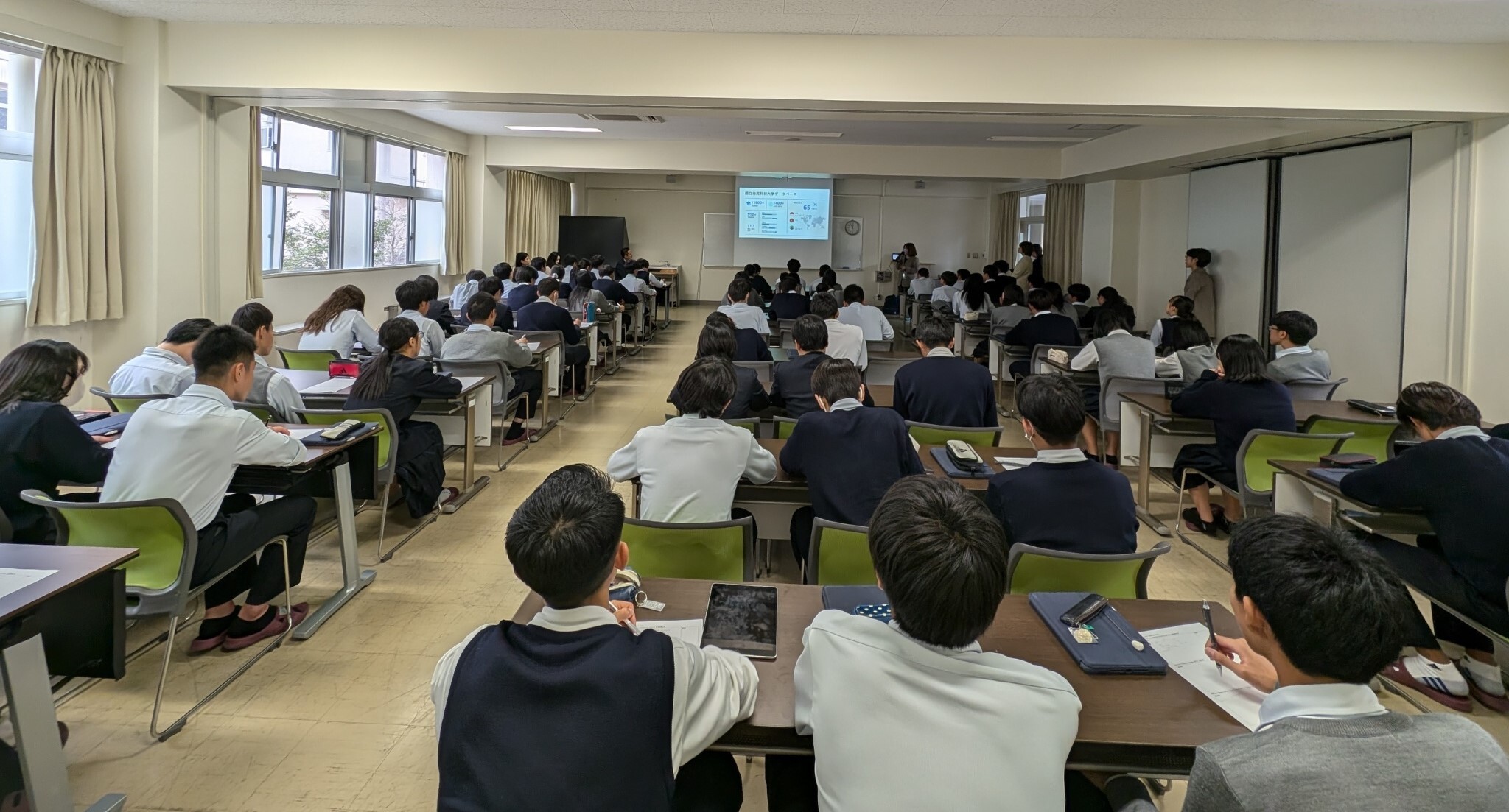 Approximately 80 students from Otokuni High School actively participated in the information session.