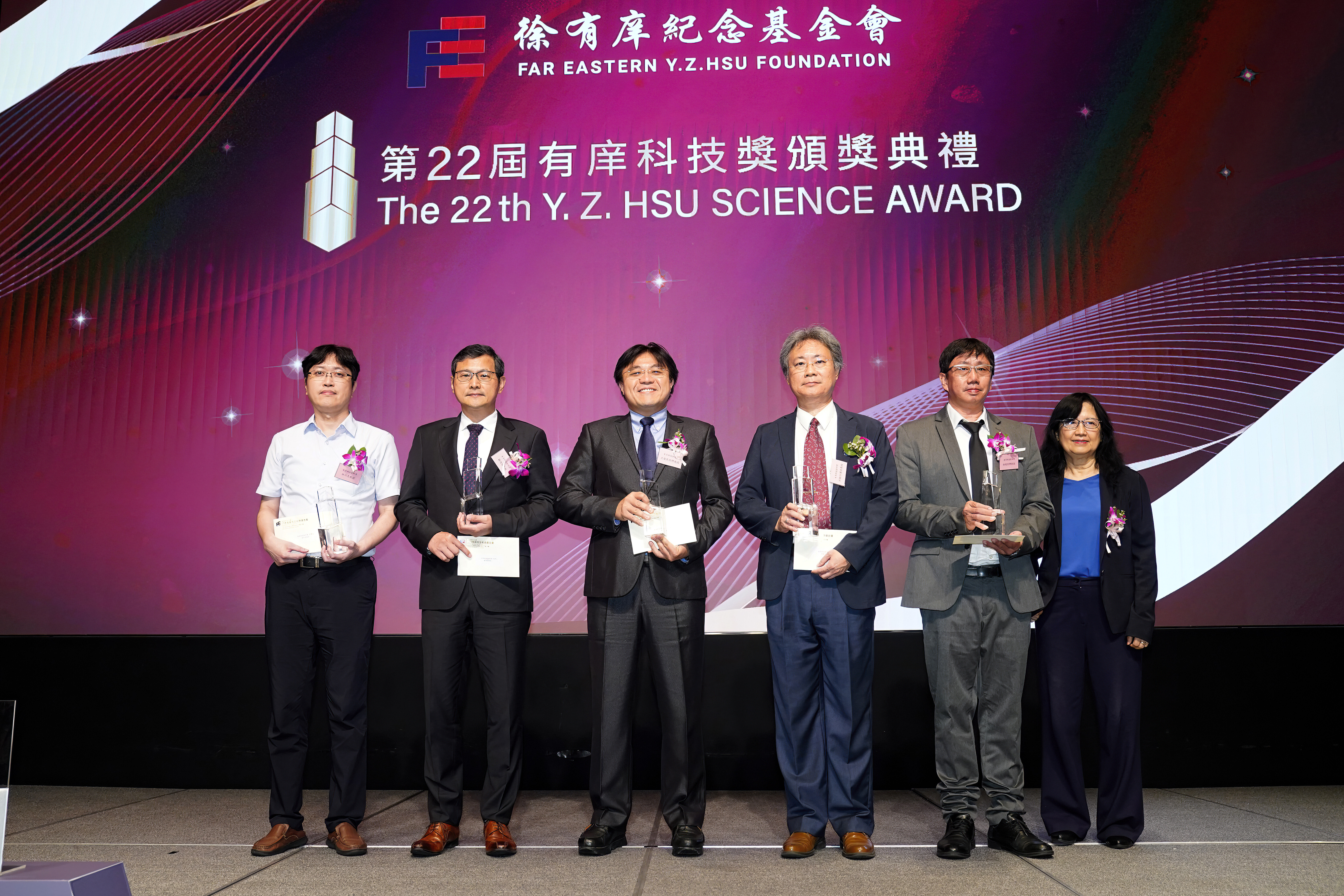 臺科大王復民特聘教授(左3)研發「鋰電池正極材料製備方法」，榮獲2024有庠科技發明獎肯定。