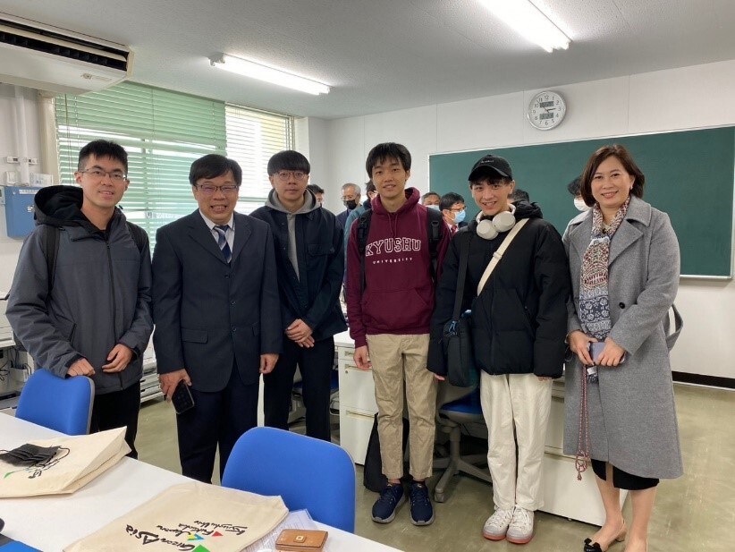臺科大應科學院院長(左二)與國際長(右一)與臺科學生合影