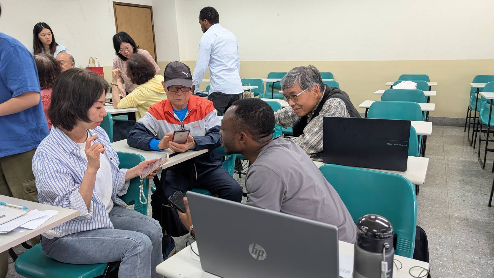 臺科大樂齡大學讓外籍生攜手年長的樂齡生，以「AI世代共享」為主題，用AI工具創作雙語生命故事繪本與動人影片。