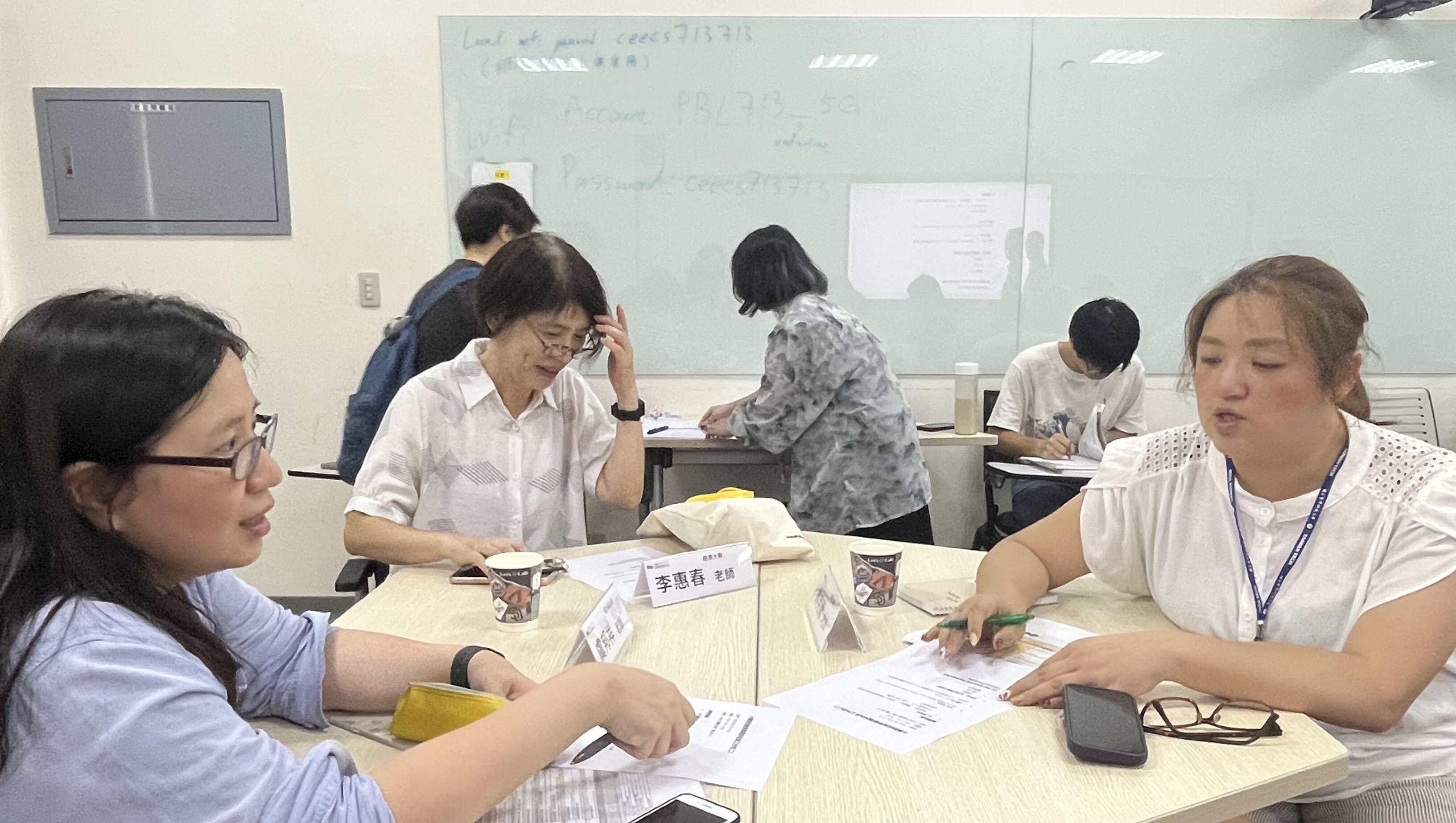 參與教學發展顧問培訓的教師針對教學案例,小組討論回饋練習。