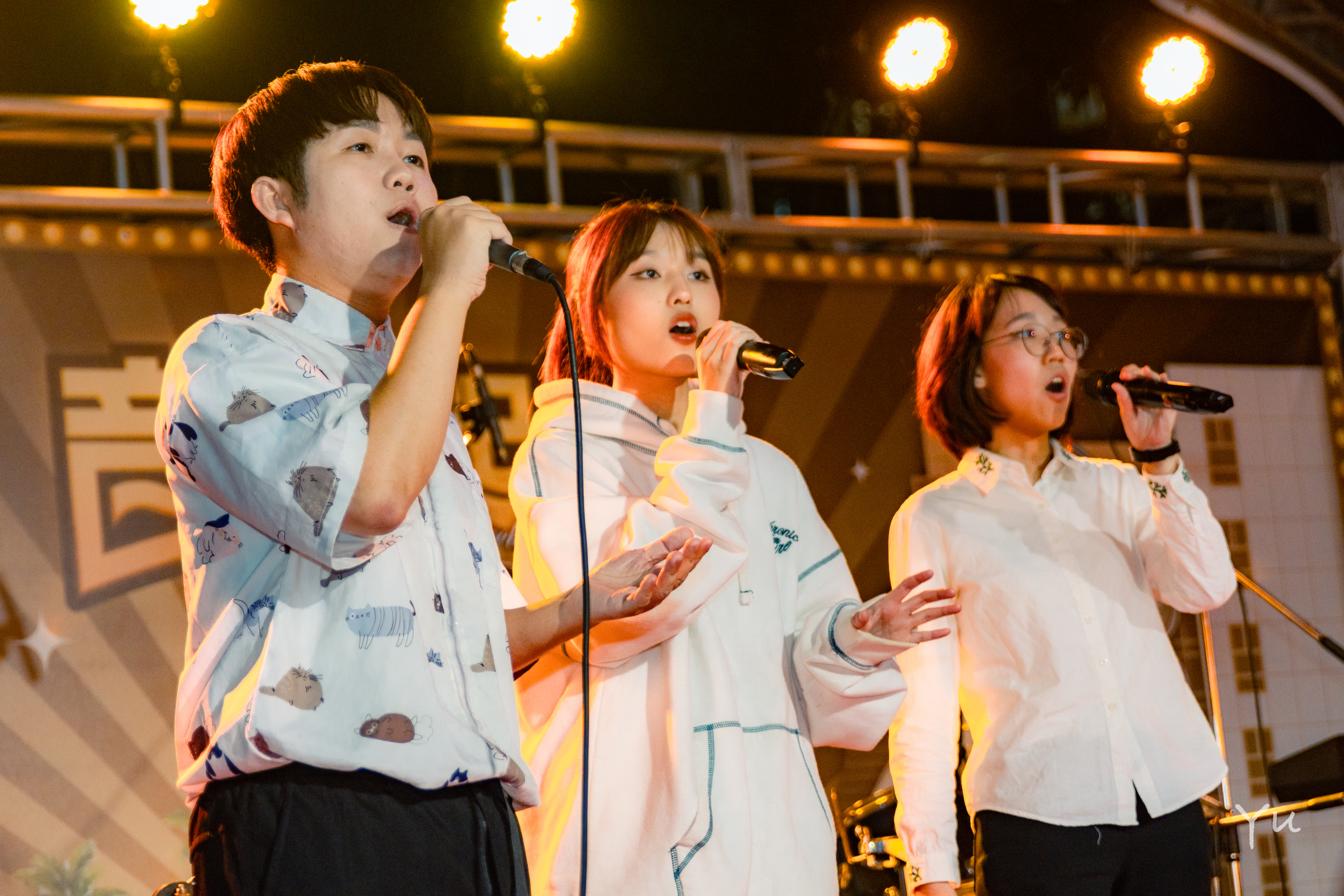 新世紀合唱團演唱金曲〈My heart will go on〉與〈明天會更好〉。