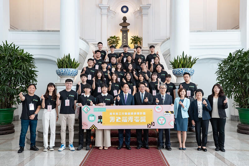 總統賴清德接見「青志獎獲獎團隊」，臺科大蕃薯球志工隊長(末排右一)廖佑軒代表接受表揚。照片提供／總統府