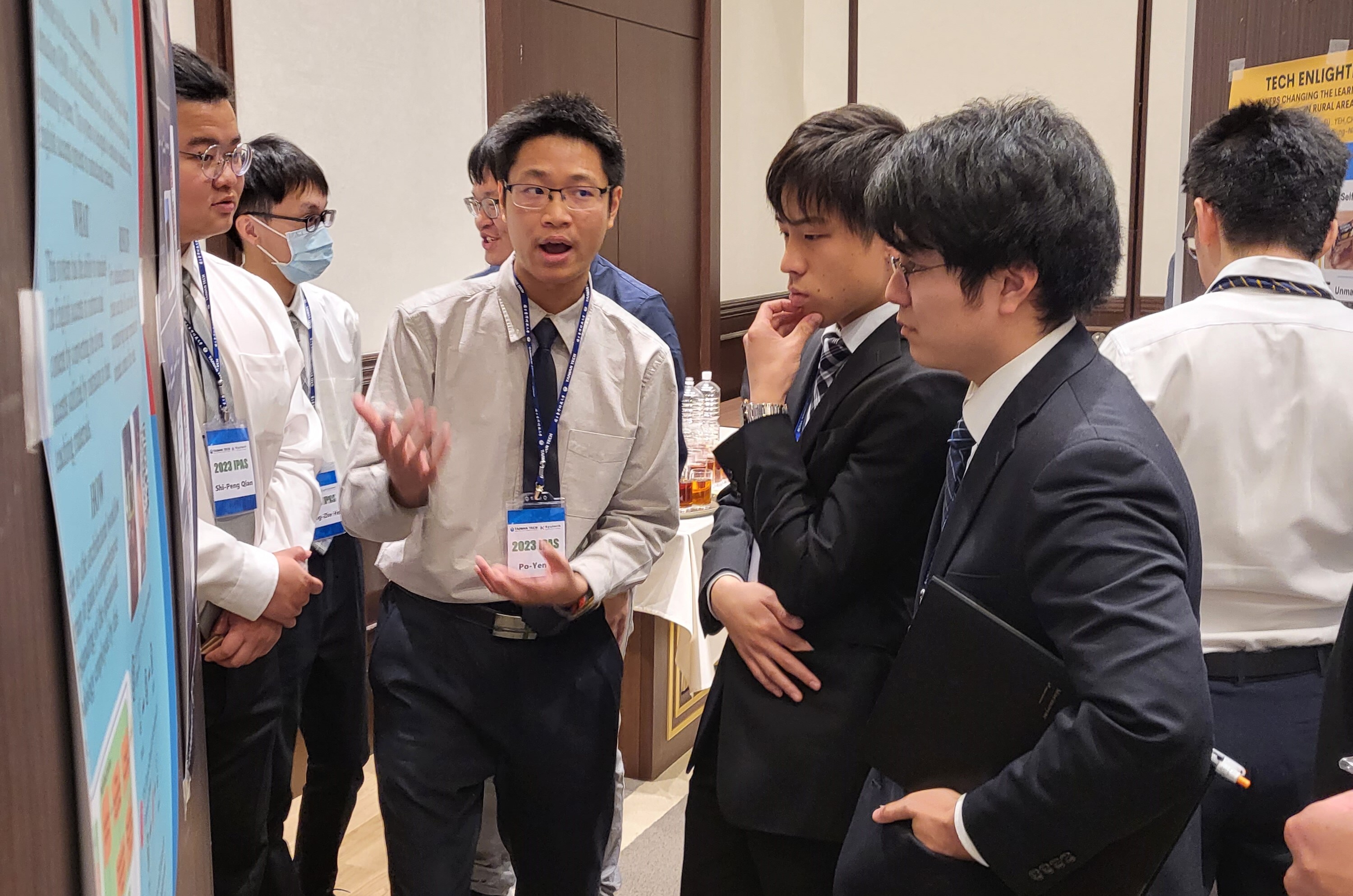 臺科大學生與九州工業大學學生互相介紹研究主題並進行交流互動。