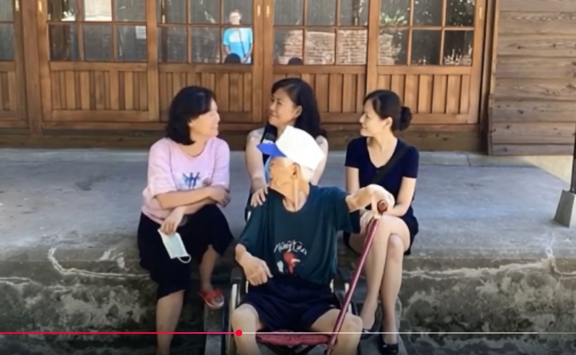 樂齡學員廖蓮珠用AI模擬出坐在輪椅上的父親回頭微笑的畫面。