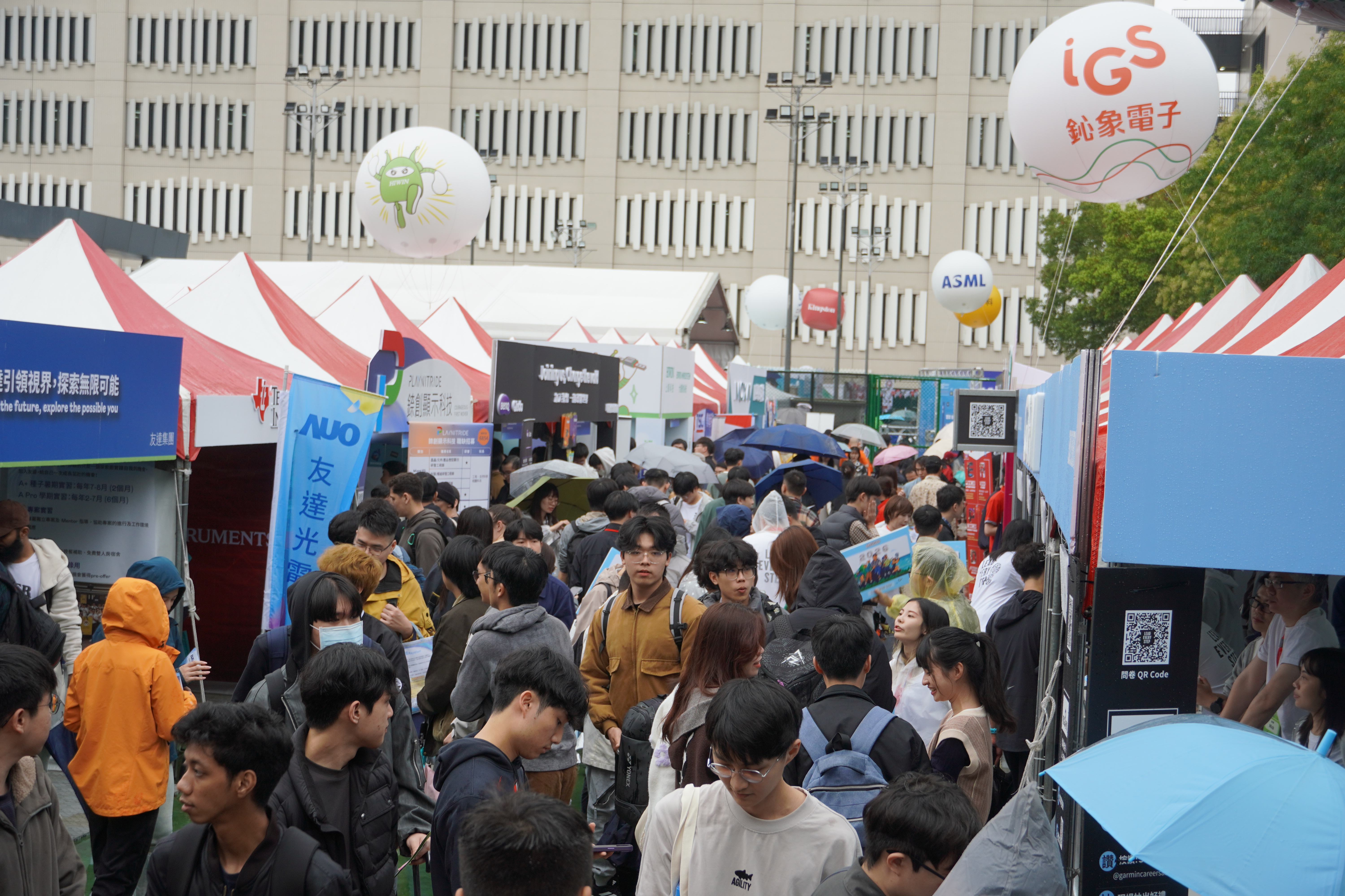 臺科大27日舉辦徵才博覽會，共吸引220家企業參與，設置300攤位，釋出約1萬6千個職缺。