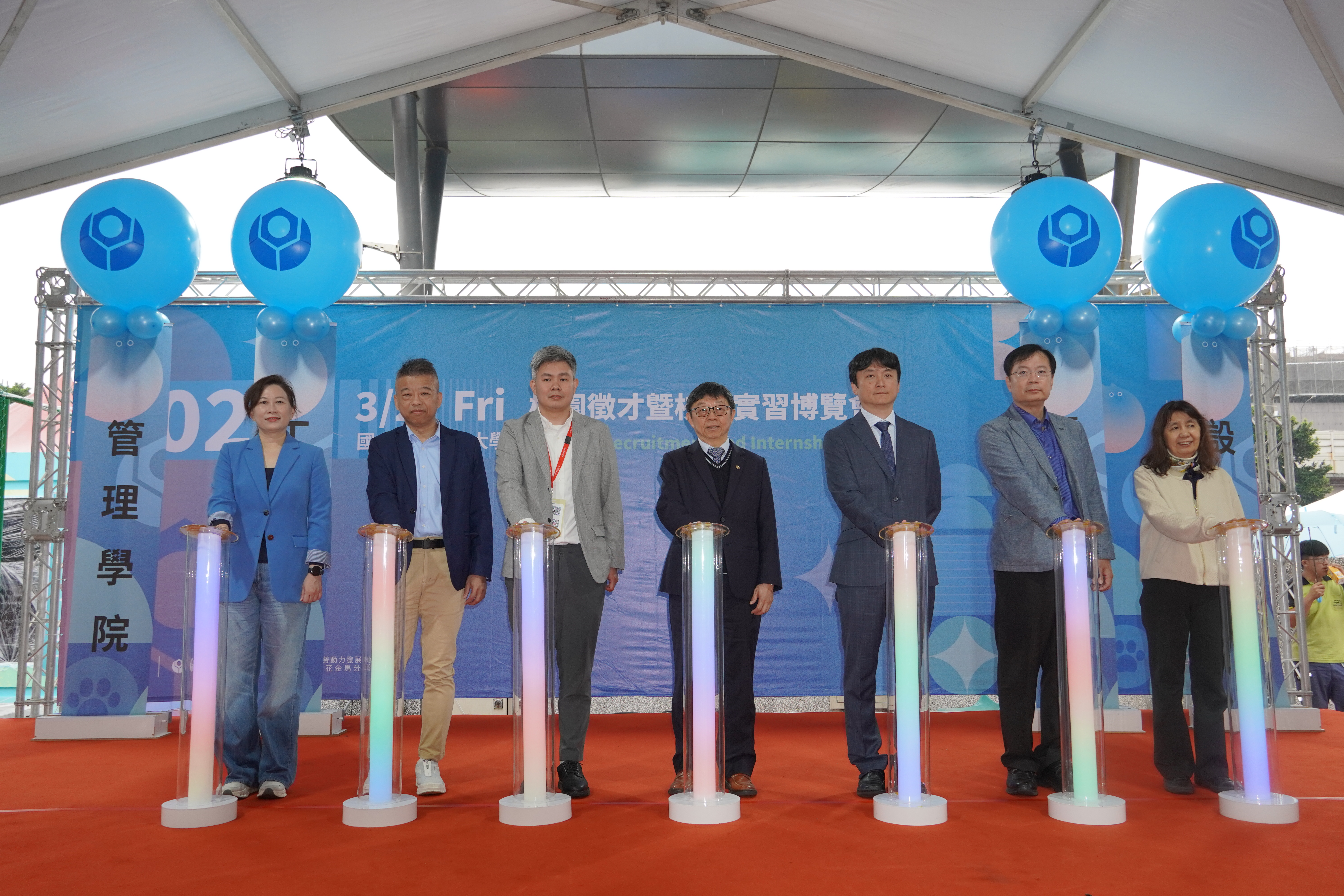 臺科大27日舉辦徵才博覽會，共吸引220家企業參與，設置300攤位，釋出約1萬6千個職缺。