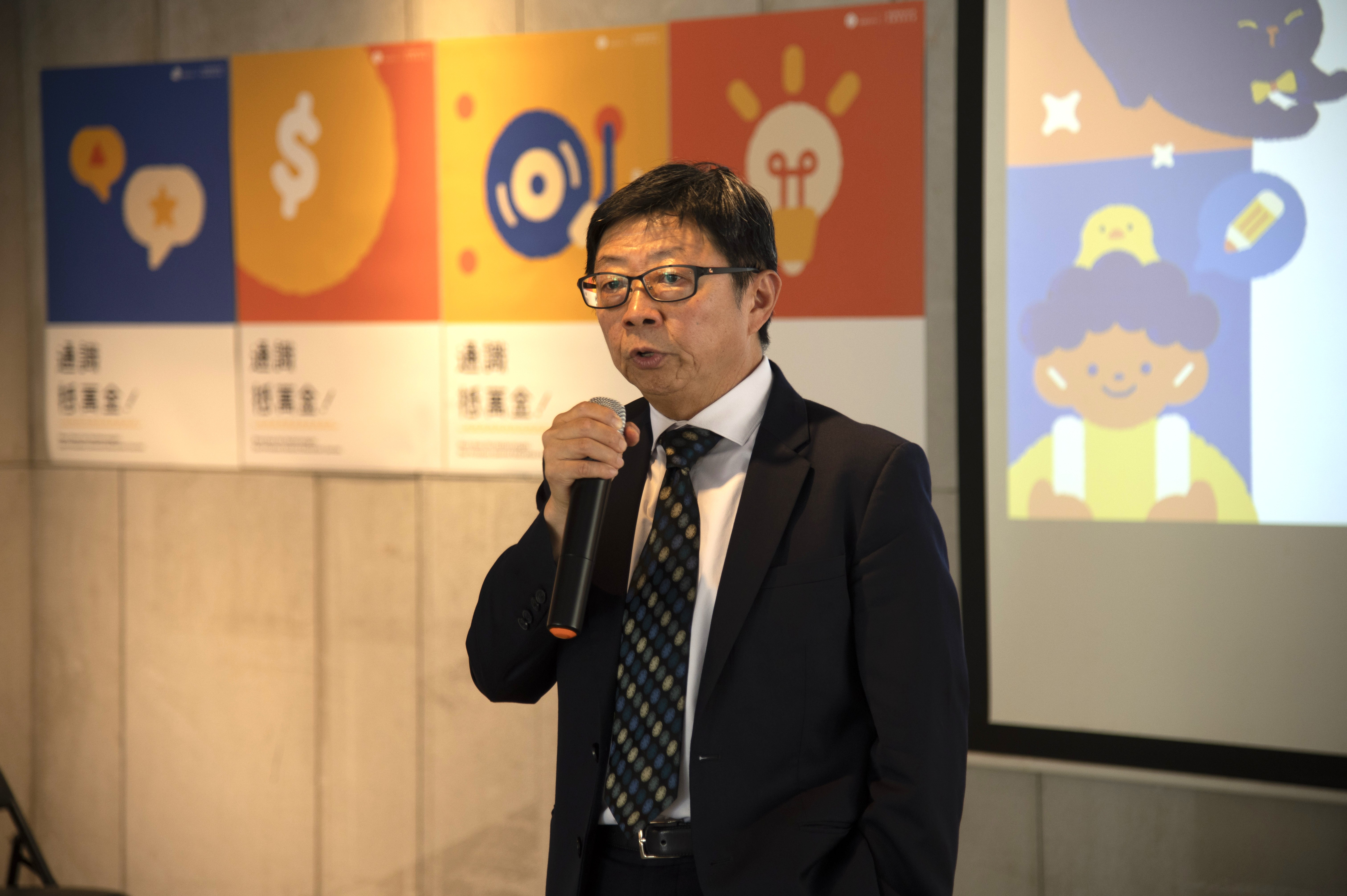 校長顏家鈺以「紅花般的存在」形容通識教育的重要性。