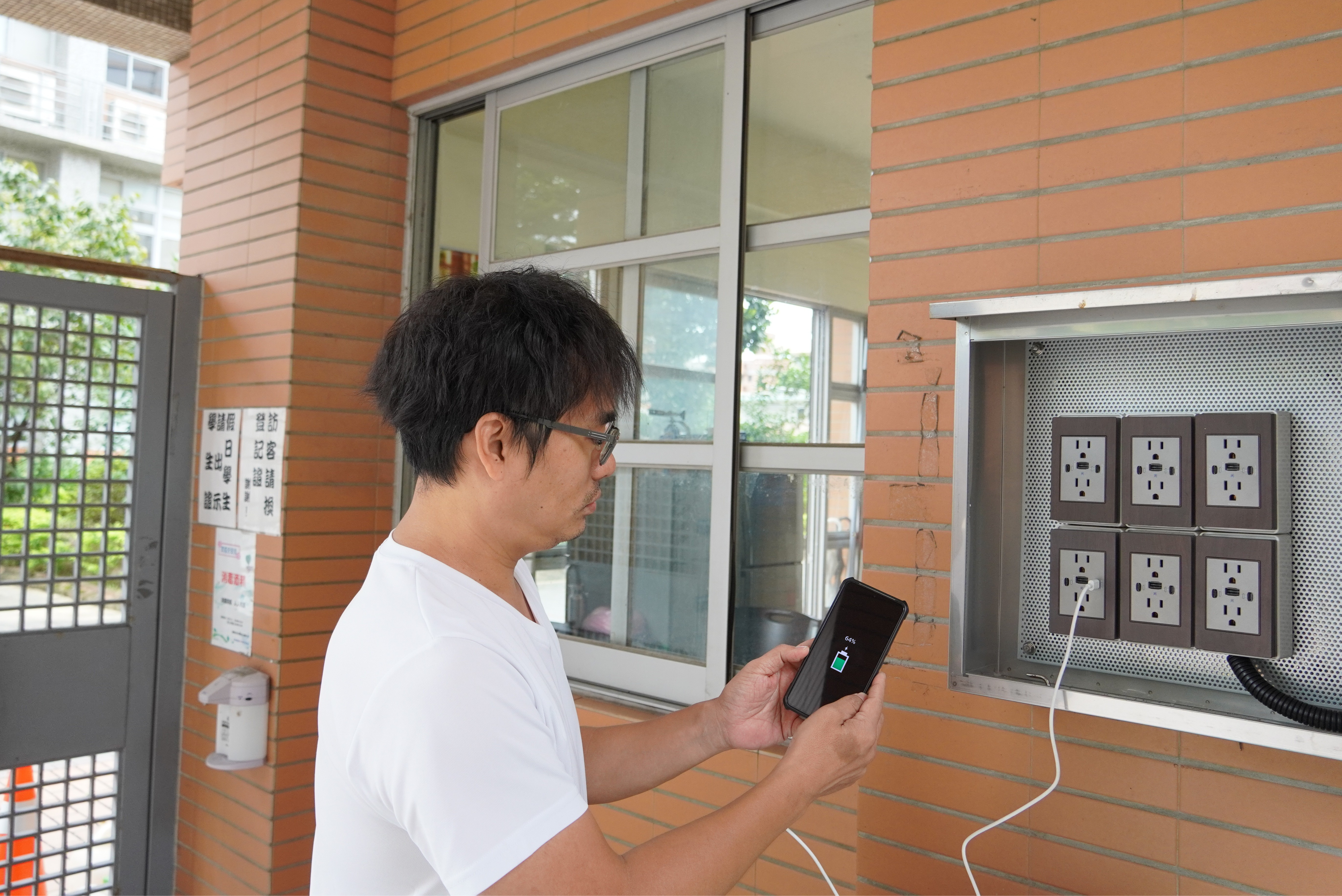 華夏校區警衛室設置緊急用插座,提供110V插座及USB、Type-C充電孔,於災害停電時支援鄰近居民的手機等設備充電,支援基本生活與通訊需求,發揮防災與社區服務功能。