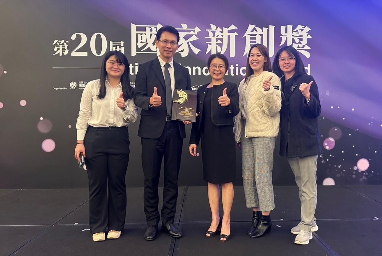 「Speech & Sound-SPEAK 慢慢說,語音篩檢評估」APP獲得國家生技醫療產業策進會國家新創獎肯定。左起:臺科大電子系碩班生張愷庭、臺科大電子系教授阮聖彰、國泰醫院復健科主任塗雅雯、國泰醫院語言治療師陳俞瑾、國泰醫院品管中心管理師簡詩育。
