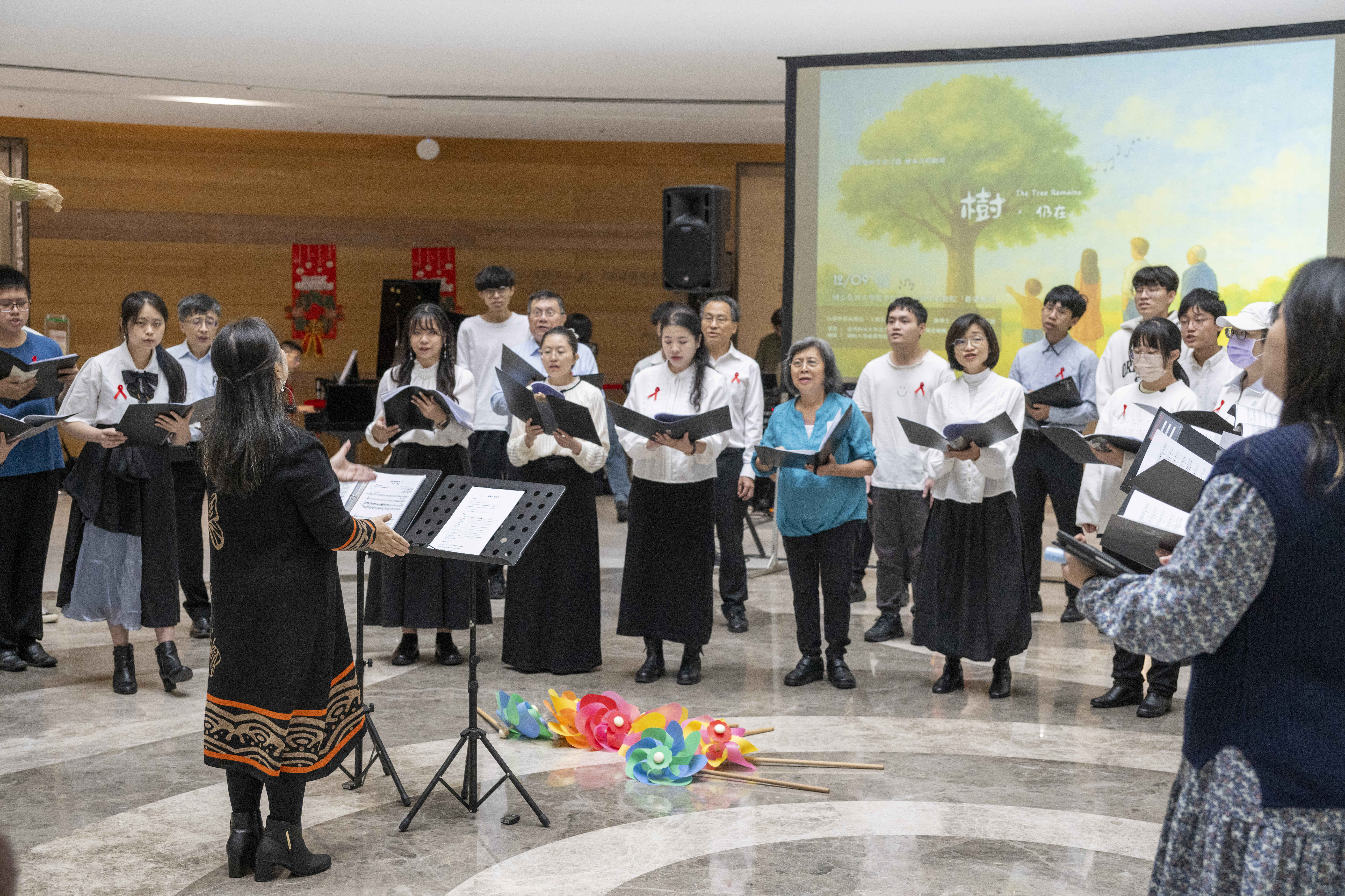 臺科大「活力合唱」通識課程的修課學生，帶著繪本合唱劇場《樹，仍在》，走進國立臺灣大學醫學院附設癌症中心醫院「希望光塔」。