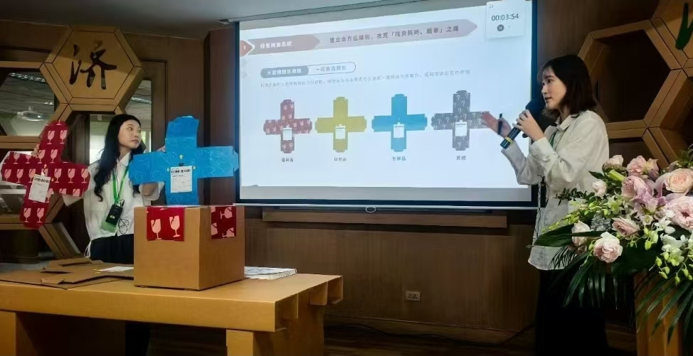 《Givit》團隊在五分鐘簡報中同步完成紙箱組裝示範,展現作品特色與團隊默契。