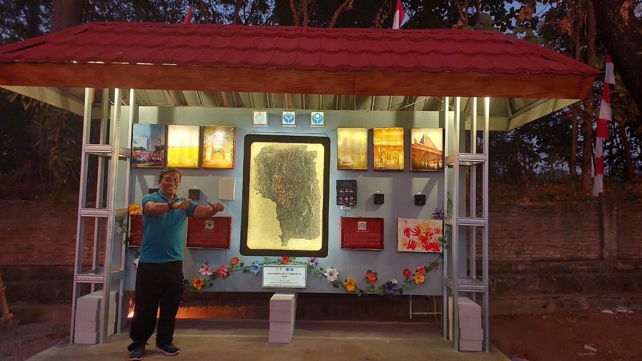 為提升夜間視覺效果,3D地圖及資訊欄皆嵌入LED燈條,並配備自動化感測設備提供夜間照明。