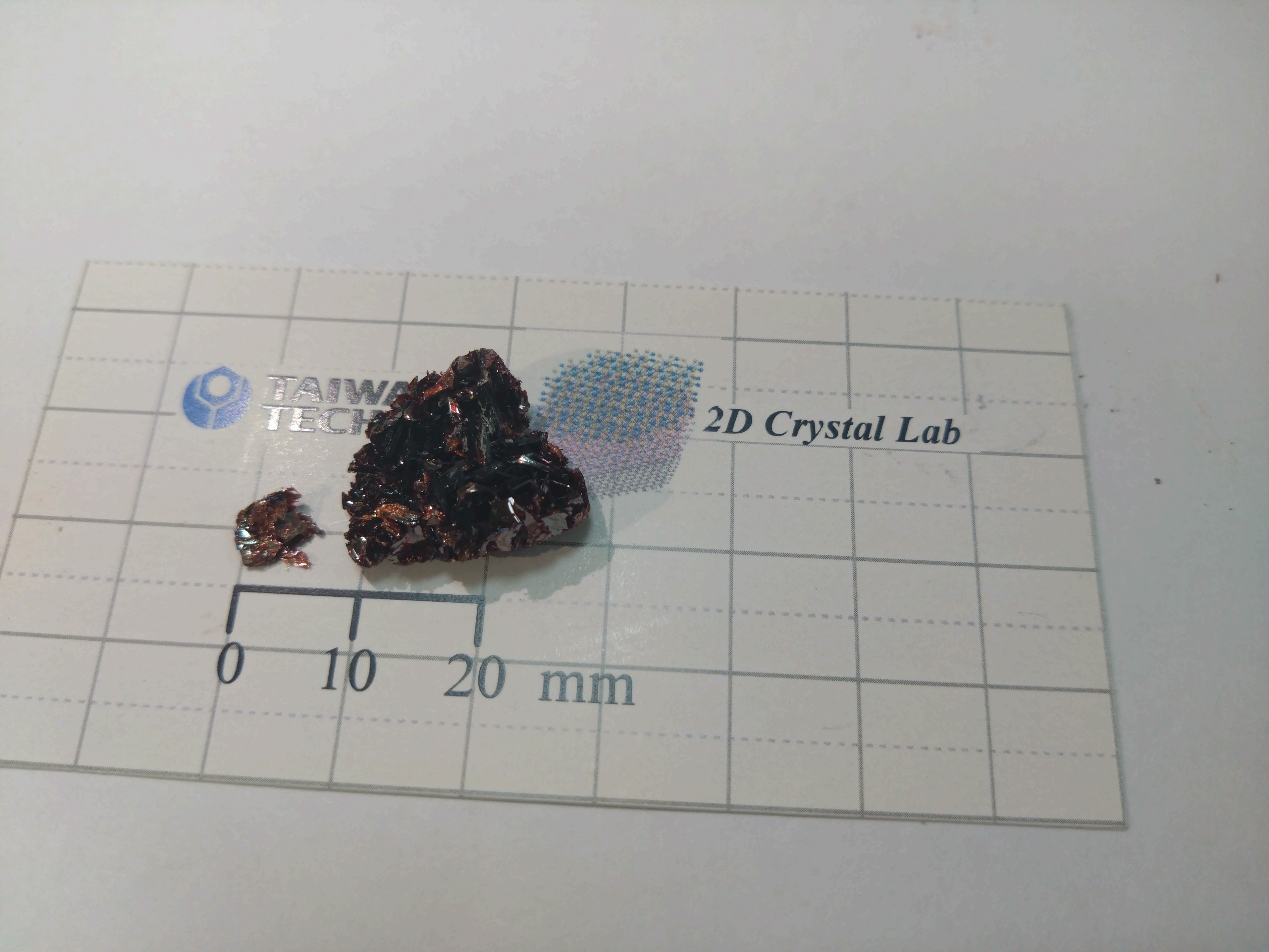 臺科大應科所何清華特聘教授團隊近期成功開發成長出新穎的單一軸向性二維光電半導體材料-三硫化鋯 (ZrS3)，並首次揭示三硫化鋯具備多重激子 (Exciton) 態的獨特光學特性。