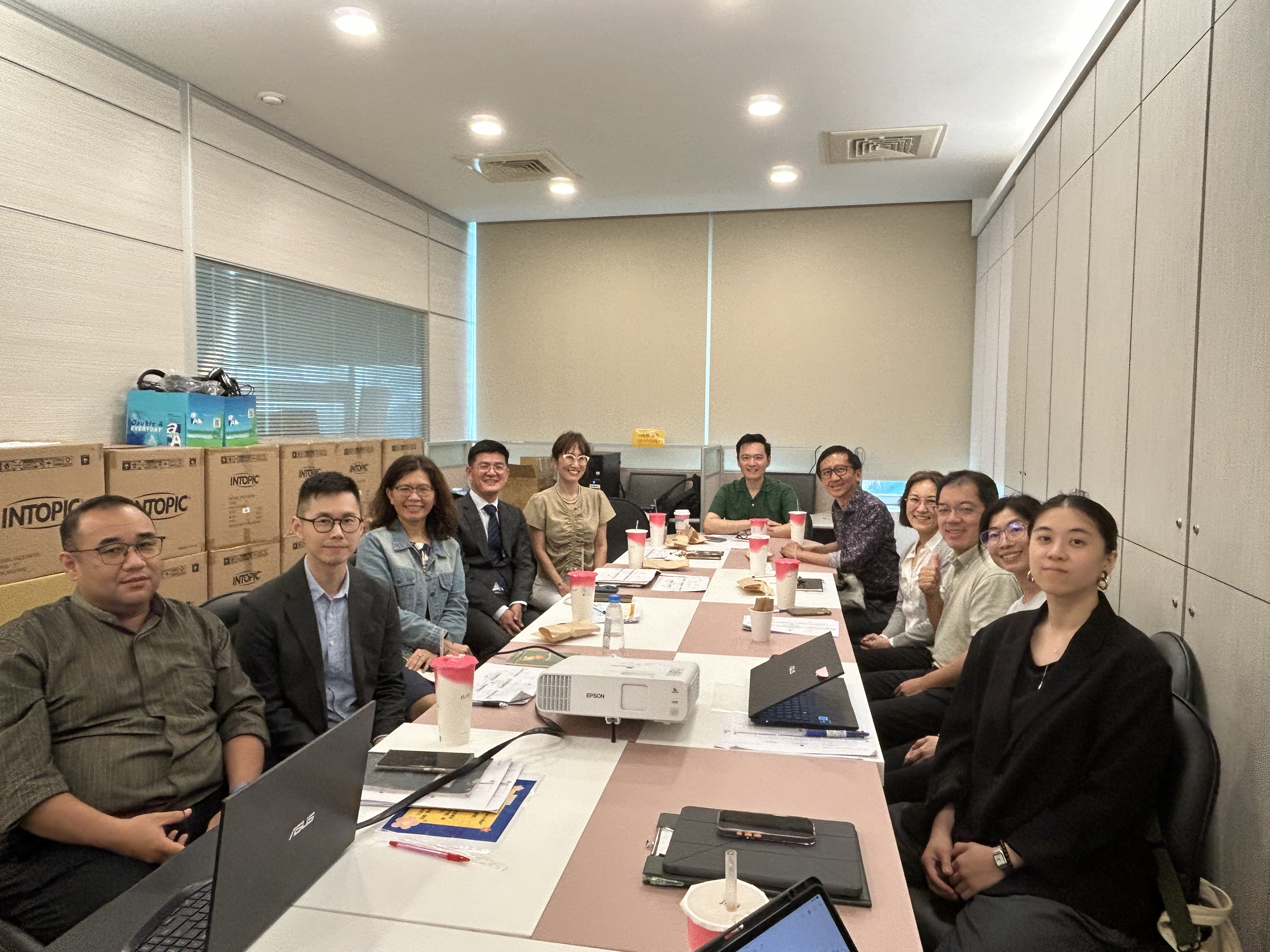 雙語教育推動辦公室邀請三位俄亥俄州立大學教學與學習系教授Becky H. Huang(右4)、跨文化英語中心主任 Prof. Ivan Stefano(右5)，以及紐約大學Prof. Kongii Qin(左4)擔任EMI品保機制的諮詢委員。