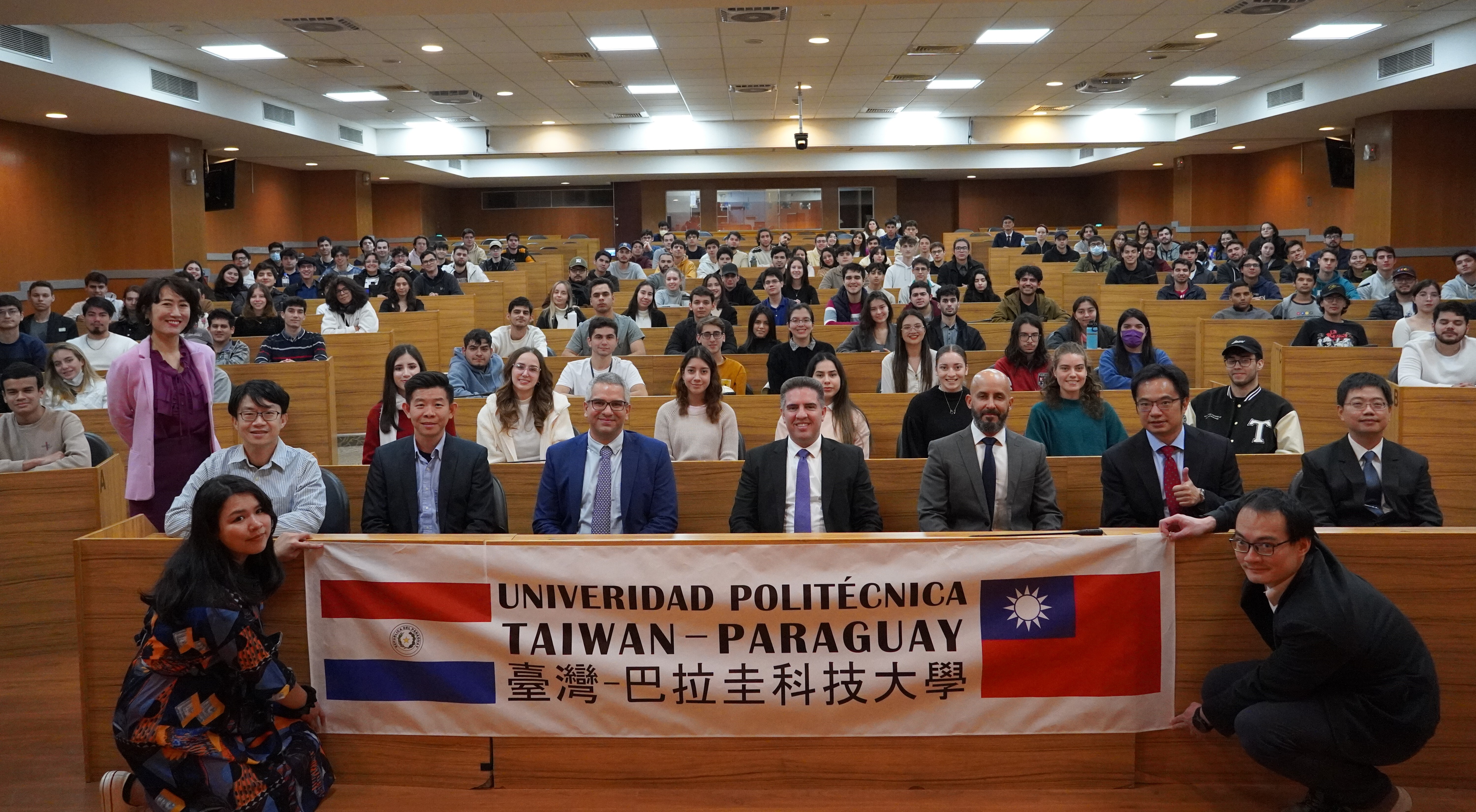 The delegation of Paraguay’s Minister of Information and Communication Technologies took a group photo with Paraguayan students.